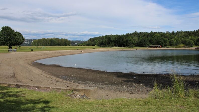 A large sandy beach without people on Langøya. The weather is overcast.