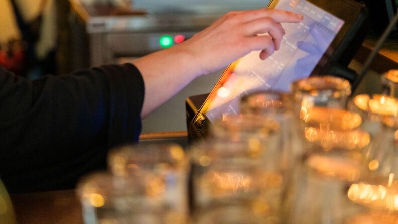 Bartender trykker på skjerm
