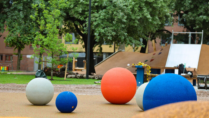 Lekeplassen på Rudolf Nilsens plass med mykt underlag og fem runde baller i forskjellige farger og størrelser.