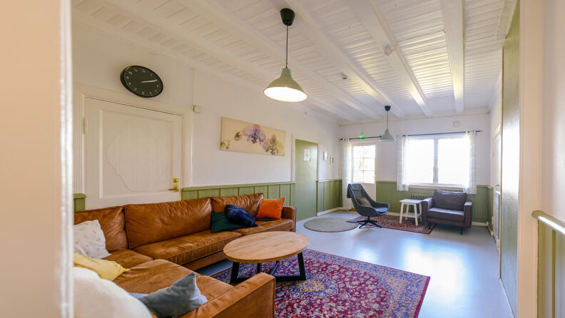 Oppholdsrom med sofa og sittegruppe