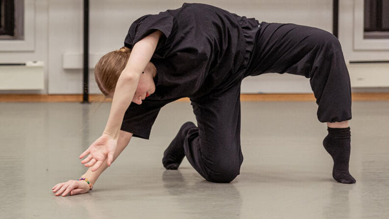 Ung elev danser samtidsdans ved Oslo kulturskole. Kulturskolen tilbyr dansekurs for barn, unge og voksne i Oslo.