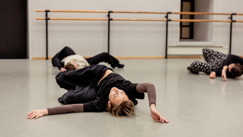 Unge mennesker danser samtidsdans ved Oslo kulturskole. Kulturskolen tilbyr dansekurs for barn, unge og voksne i Oslo.