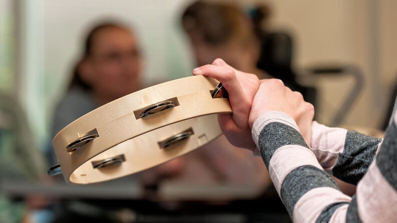 nærbilde av hånd med rytmeinstrument
