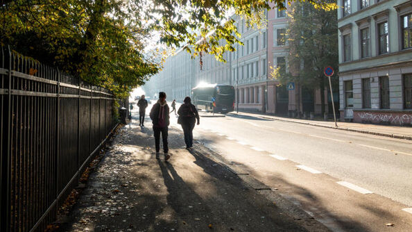 Fotgjengere i Jens Bjelkes gate, langs botanisk hage, en solfylt morgen i oktober