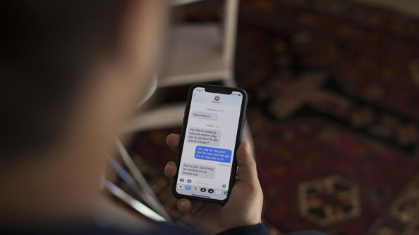 Noen mottar tekstmeldinger på en mobil
