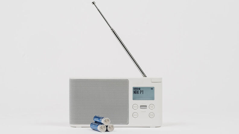 Bildet viser en radio og batterier.