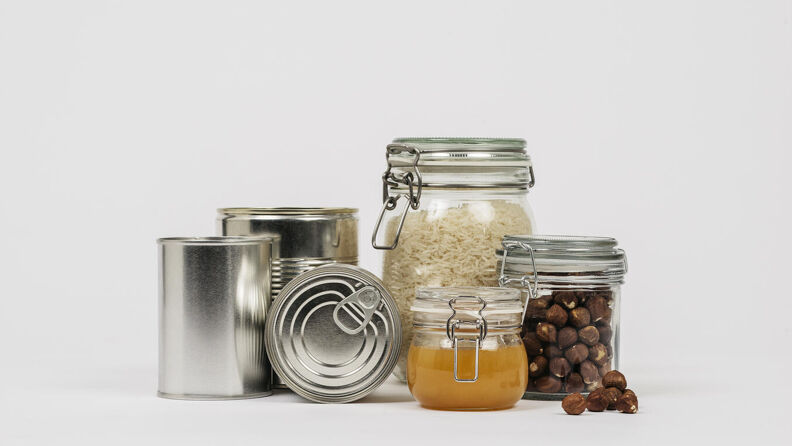 Bildet viser tre hermetiske bokser uten uten merking. Viser også tre små krukker med ulikt innhold. Henholdsvis ris, hasselnøtter og honning.