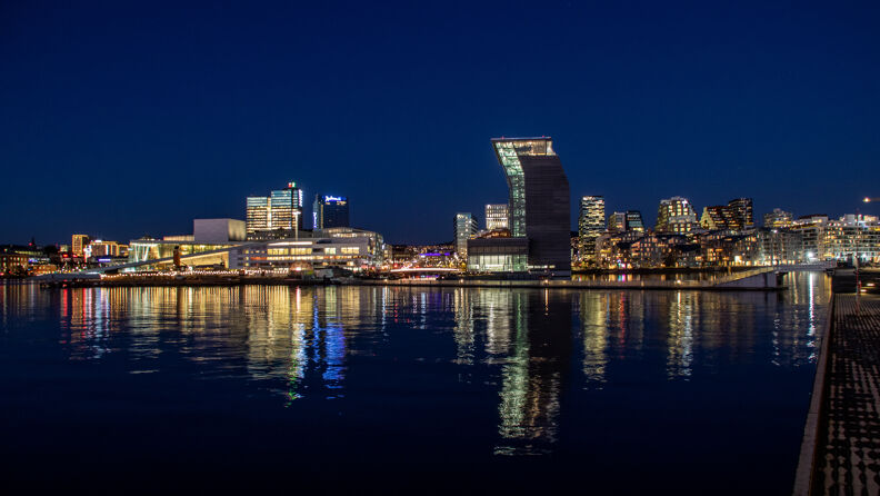 Bjørvika og Oslo S-området sett fra fjorden på kveldstid. 