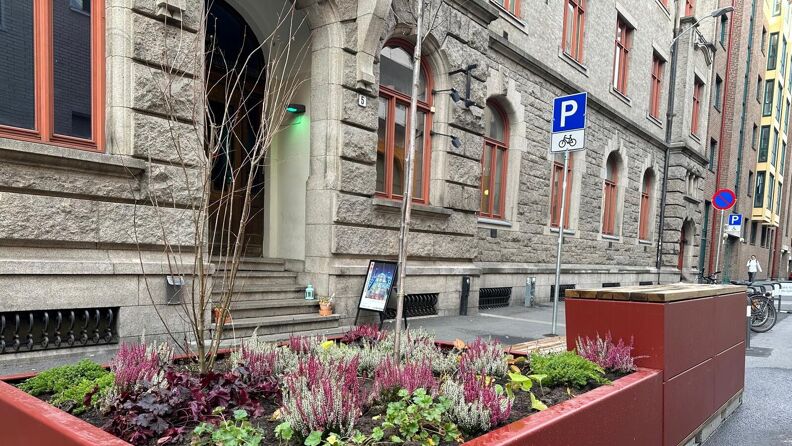 Parklet med sitteamfi og plantekasser utenfor inngangspartiet til Oslo museum, Tøyenbekken