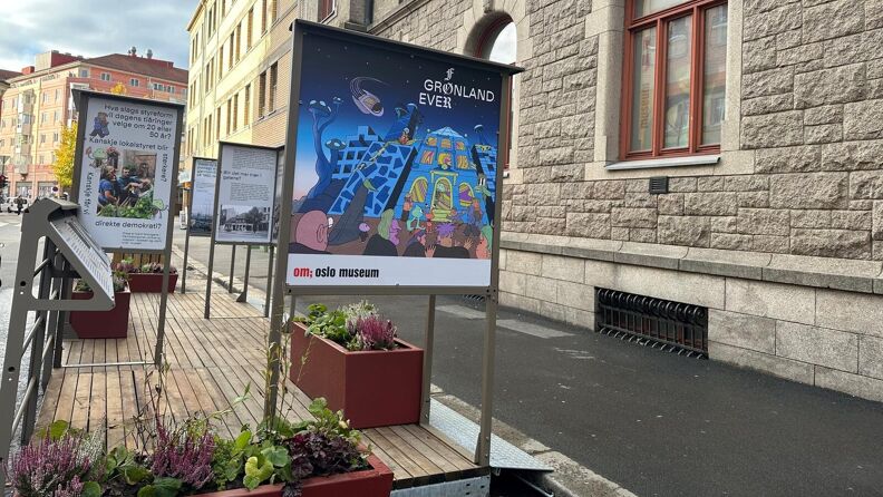 Gategalleriet med utstillingsmontere utenfor Oslo museum i Tøyenbekken
