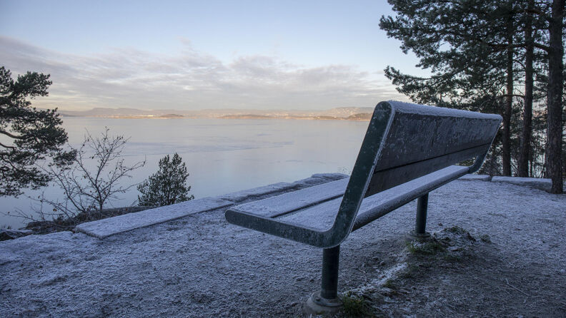 En utsiktsbenk på Ljanskollen en vinterdag.