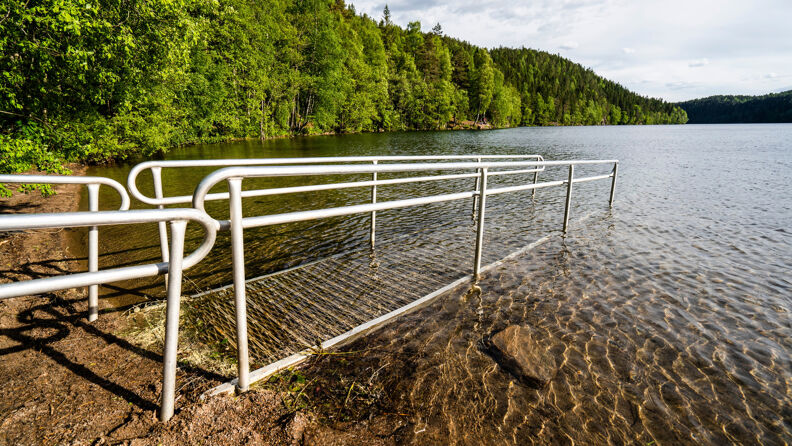 Baderampe for bevegelseshemmede på Lutvann i Østmarka.