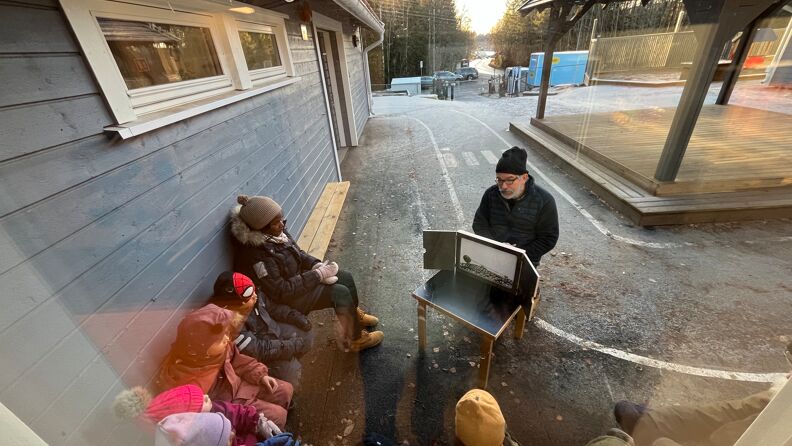 Gruppe barn som ser en teaterforestilling