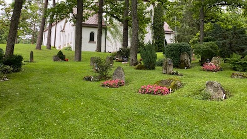 Frittliggende graver, Ris urnelund. 