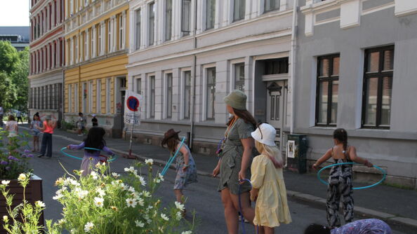Flere barn som leker i en Nissens gate på Grünerløkka.