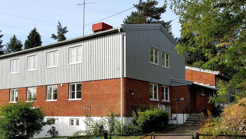 Bilde av fasaden på institusjonen. Huset er omgitt av grønne trær.