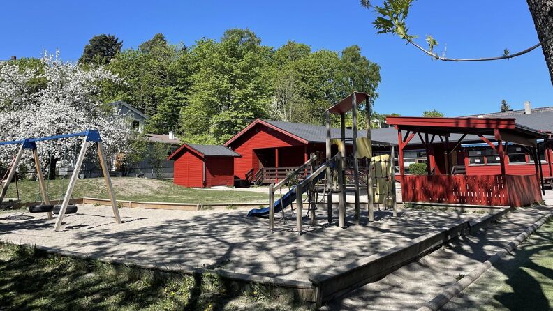 Barnehagens uteområde. Lekeplass og sandkasse. 