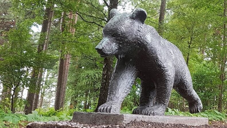 Skulptur av bjørn, Grefsen kirkegård. 