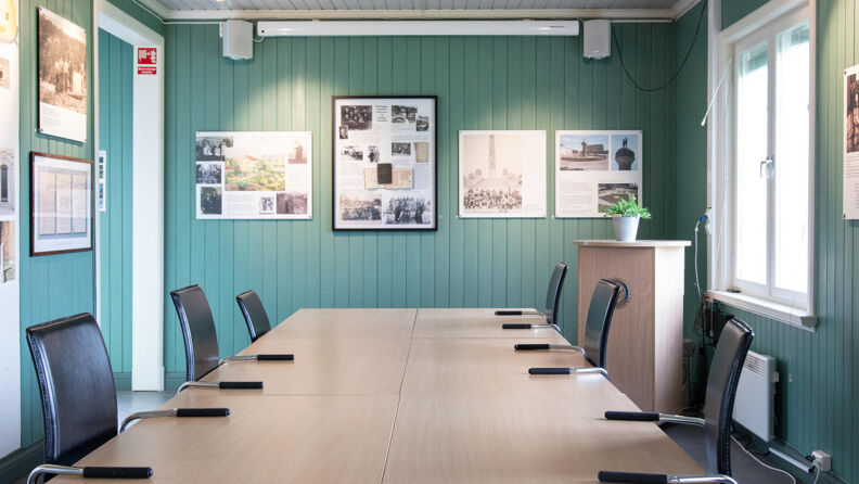 Møterom med bord og stoler