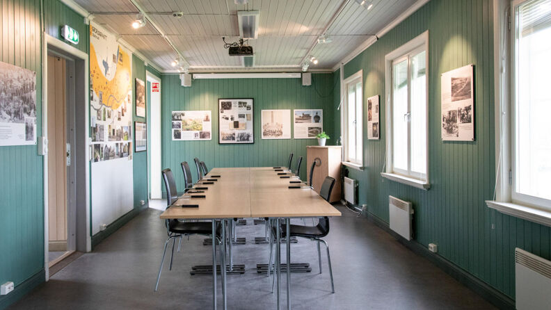 Møterom med bord og stoler