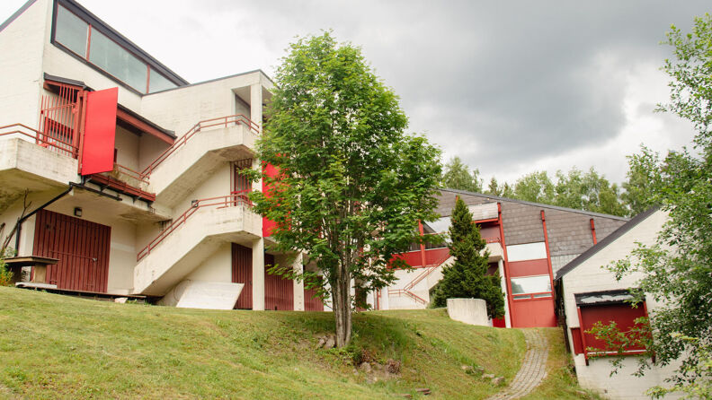 Fasaden til Villa Romsli med grønn gressplen i forgrunnen