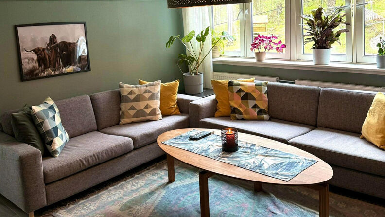 Sitteområde med sofaer, puter og bord. 