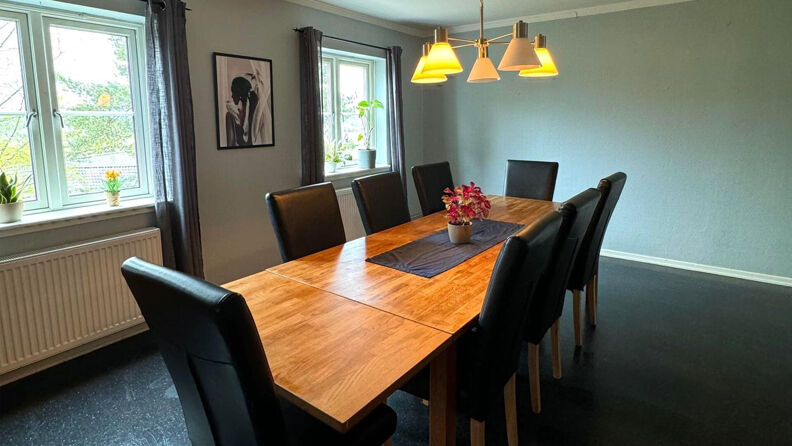 Spisebord med plass til mange.