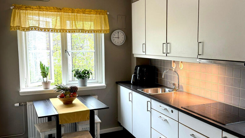Kjøkken med et lite bord ved vinduet