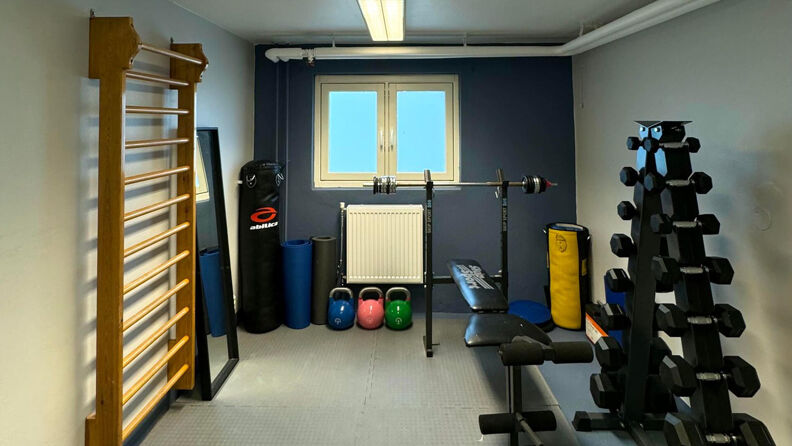 Treningsrom med forskjellige apparater