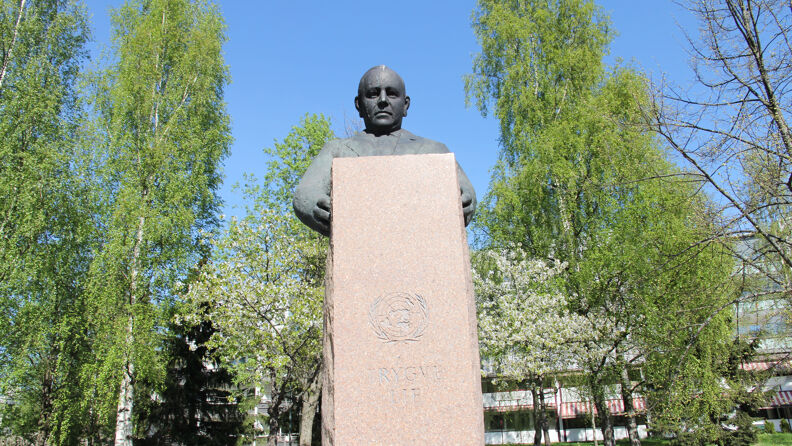Statue av Trygve Lie