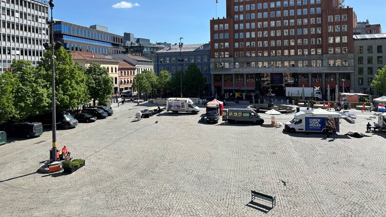 Bilde av Youngstorget tatt ovenfra med utsikt mot Folketeatret. Stort, åpent torg. 