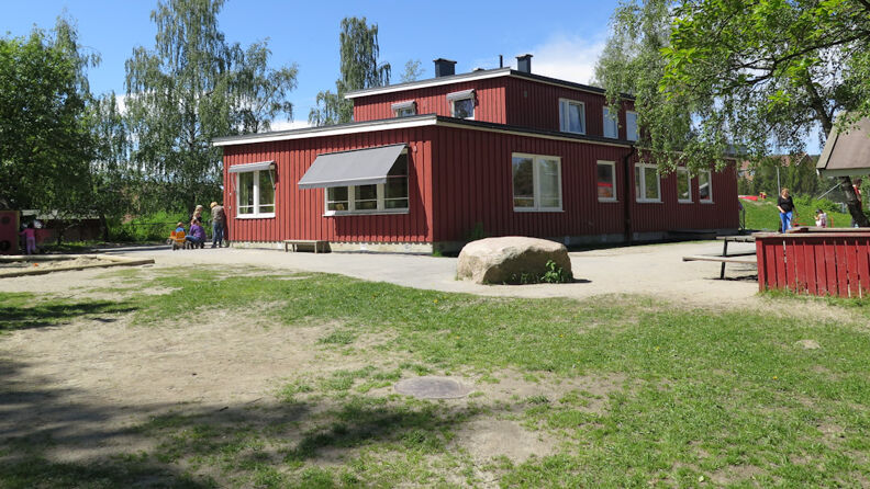 Barnehagen fra siden, viser gressflate framfor barnehagen