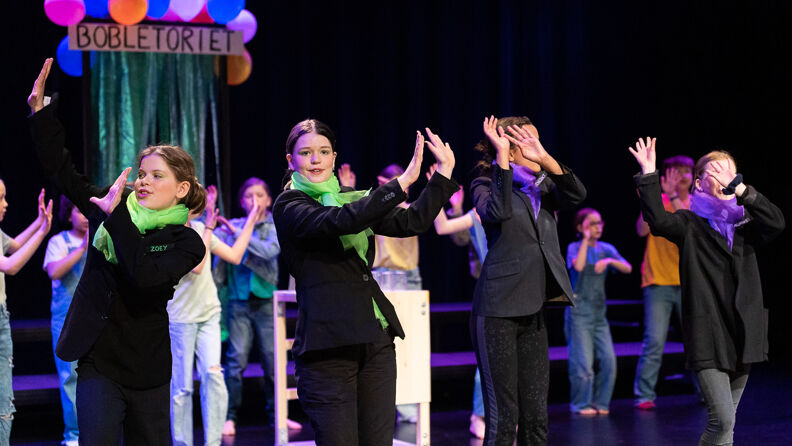 barn på scenen under musikkteaterfestivalen