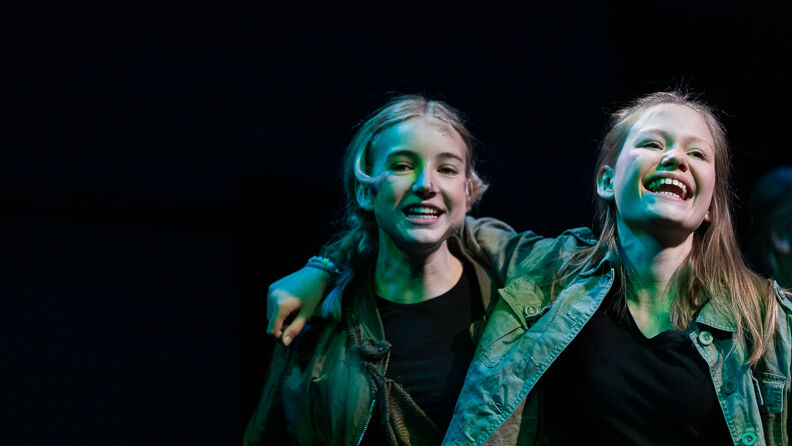 To jenter på scenen