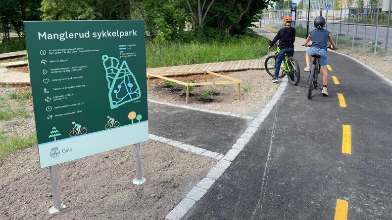 To barn tester Manglerud sykkelpark.