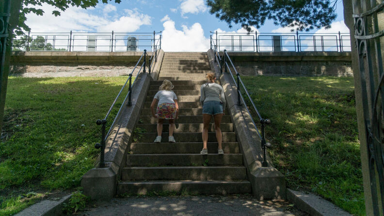 To personer har trappetrening opp mot Plaskedammen i Kampen park.