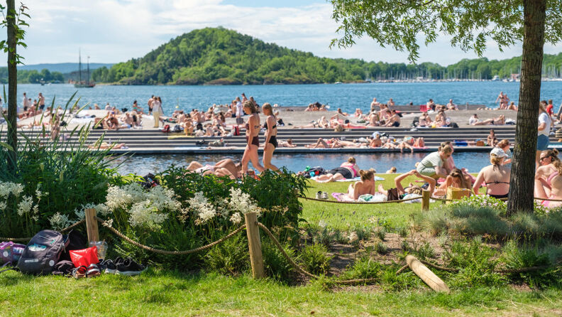 Mange mennesker på Sørenga sjøbad, sett mot Hovedøya.