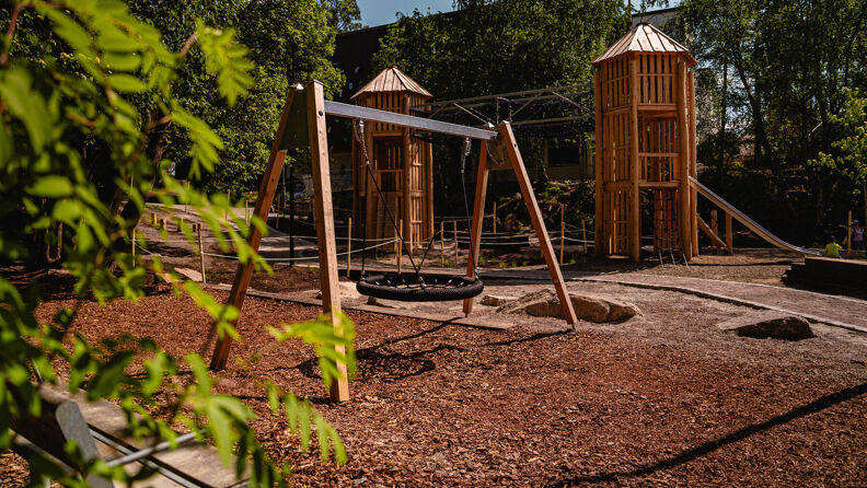 Huske og klatretårn med sklie på Svarttjern lekeplass.