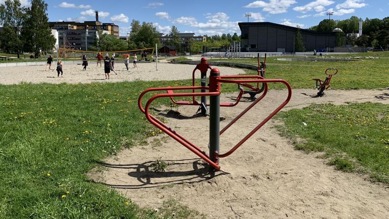 Volleyballspilling og treningsapparater i Furuset aktivitetspark.