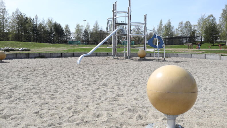En balanseball foran et klatreapparat i Furuset aktivitetspark.