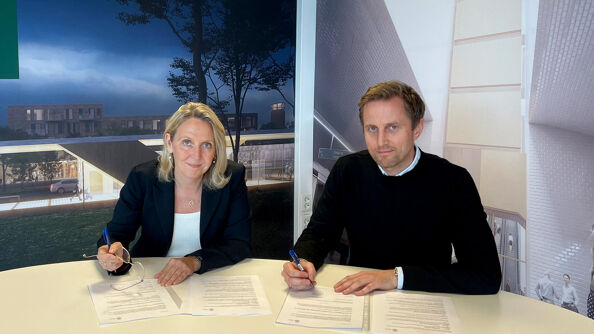 Irene Måsøval, etatsdirektør i Fornebubanen og Jon Wefald, konserndirektør i HENT AS signerer kontrakten for de to nye T-banestasjonene på Fornebu