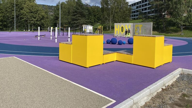 Klatrebokser, balansekuler og slakk line på Hovseterdalen friplass.