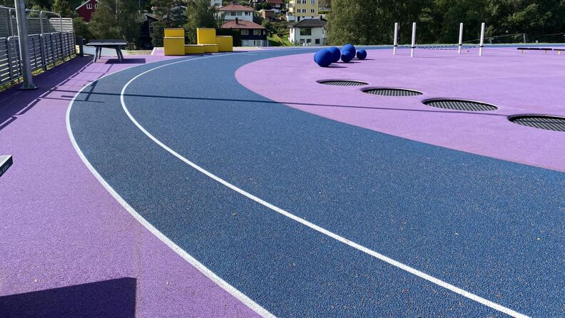 Friidrettsbane, trampoliner, balansekuler, slakk line og bordtennisbord på Hovseterdalen friplass.