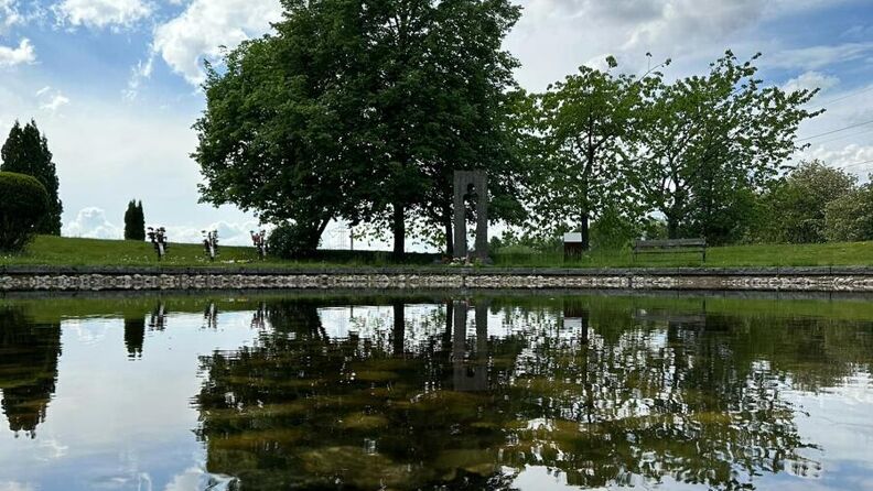 Vannspeil ved Alfasetparken, Alfaset gravlund.