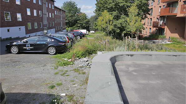 Bibliotekparken, mellom Malerhaugveien 18 og 20, har vært benyttet som parkeringsplass. Her blir det park og gangvei.
