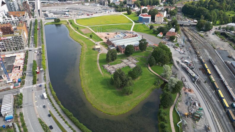 Stor grønn park i fugleperspektiv. Dronefoto.