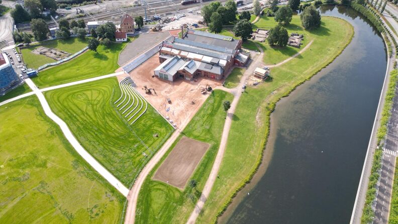 Stor grønn park i fugleperspektiv. Dronefoto.