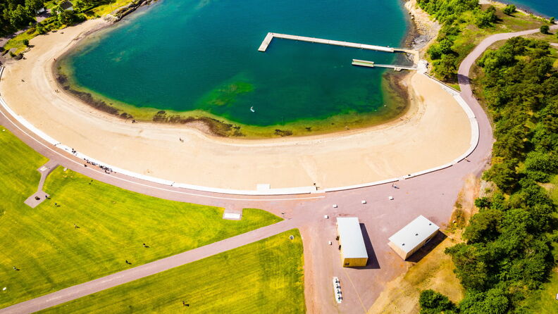 Dronebilde av badebukt på Langøynee