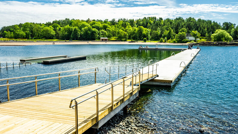Lang badebrygge på Langøyene