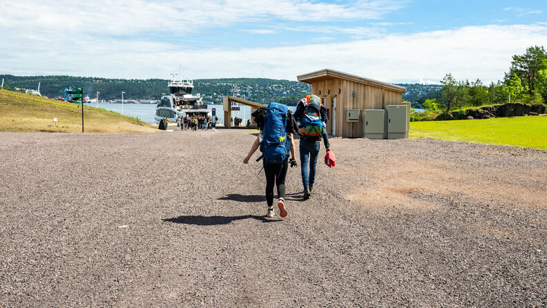 Besøkende forlater Langøyene og går mot fergen som ligger til kai